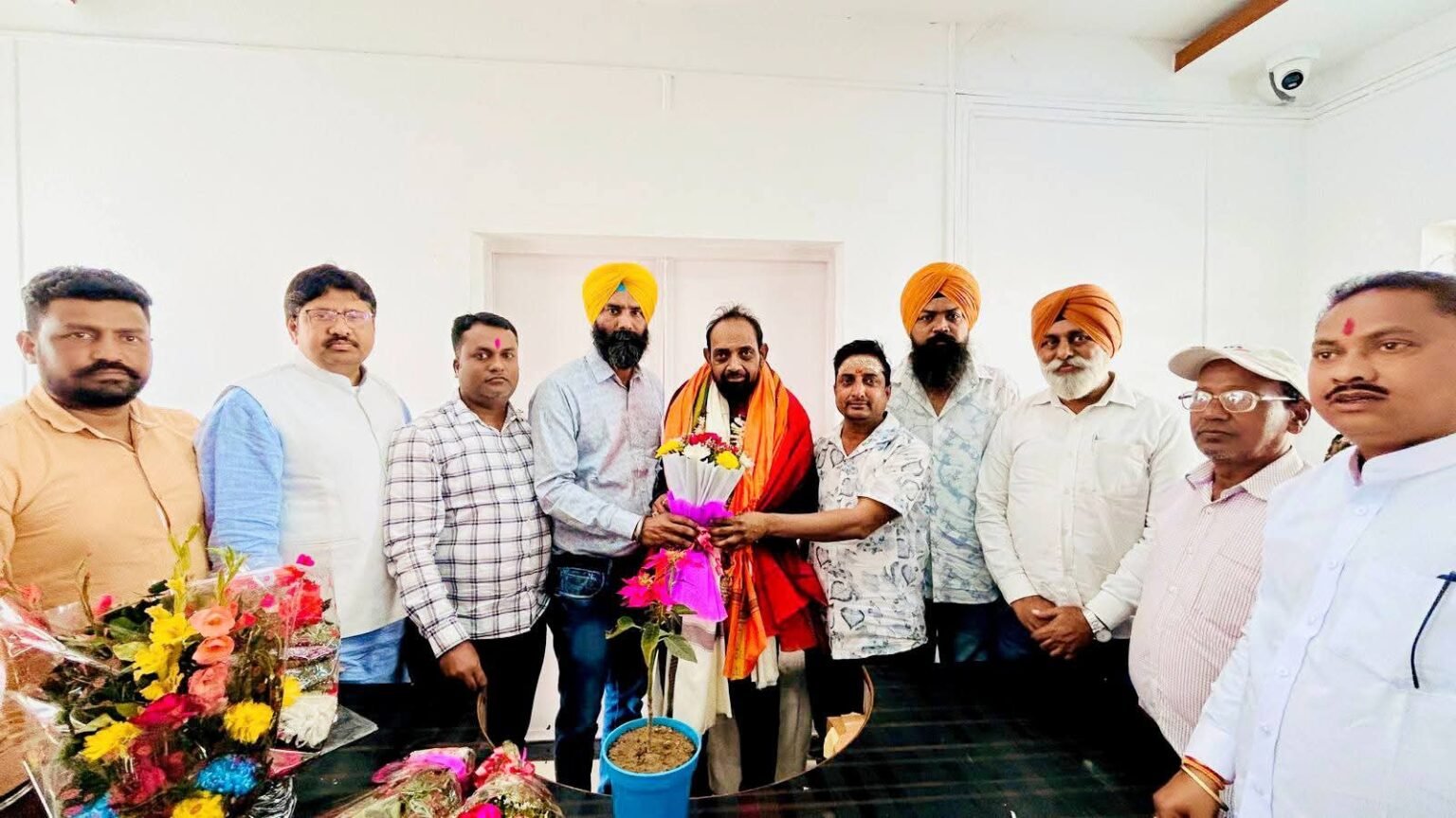 Jamshedpur Mp : बिष्टुपुर में सांसद ने मंडल अध्यक्ष एवं कार्यकर्ताओं की उपस्थिति में केक काटकर मनाई जन्मदिन की खुशियां