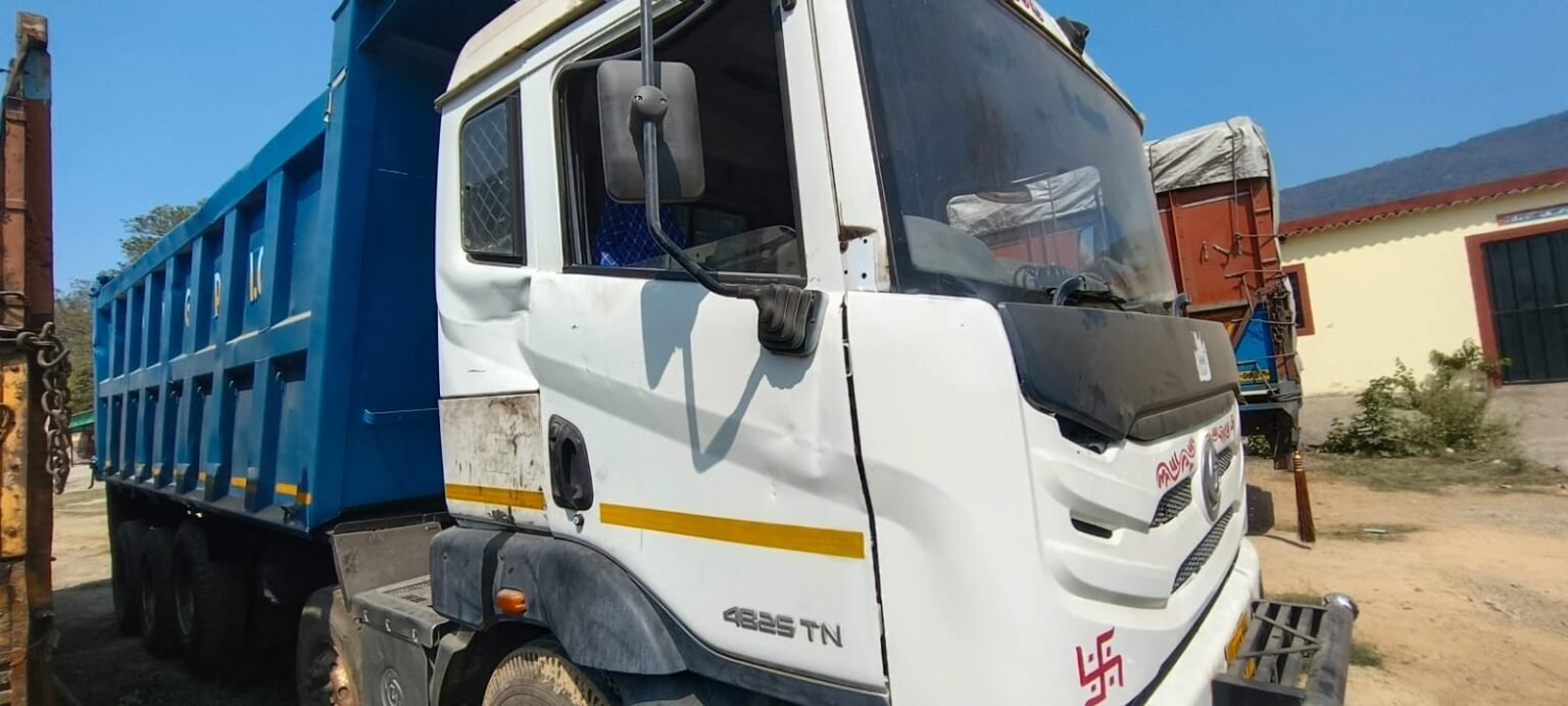 Jamshedpur Crime : एनएच में बजरंगी पार्किंग के पास गैरेज में वाहन चोरी का खेल उजागर, छापामारी के दौरान दो हाईवा जब्त