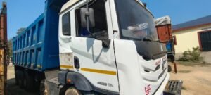 Jamshedpur Crime : एनएच में बजरंगी पार्किंग के पास गैरेज में वाहन चोरी का खेल उजागर, छापामारी के दौरान दो हाईवा जब्त