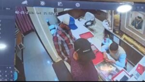 Major theft in Jharkhand : गढ़वा में दिनदहाड़े 30 लाख के सोने की चोरी, जेवर से भरा बैग लेकर फरार हुए चोर