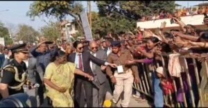 India President in jamshedpur : मणिपाल टाटा मेडिकल कॉलेज में राष्ट्रपति ने विद्यार्थियों से किया संवाद, फोटो सेशन भी, कार्यक्रम से निकलकर पैदल चलकर भीड़ का किया अभिवादन, बच्चों को भेंट की चॉकलेट