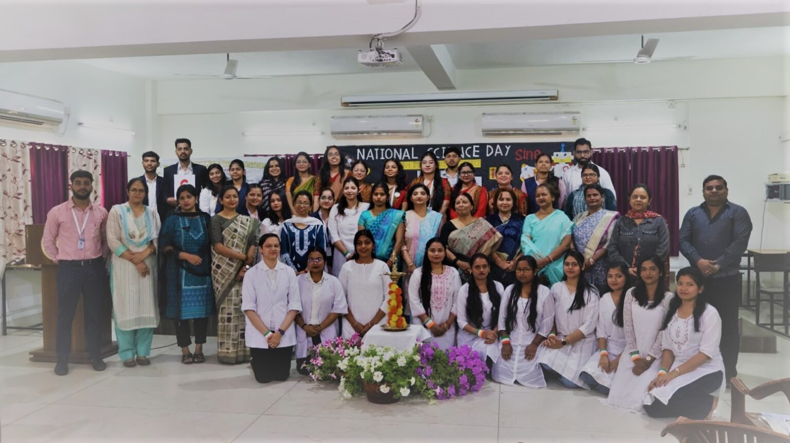 Jamshedpur : शिक्षकों को छात्रों में वैज्ञानिक दृष्टिकोण विकसित करना चाहिए : डॉ जूही, डीबीएमएस कॉलेज में साइंस क्लब ने मनाया विज्ञान दिवस