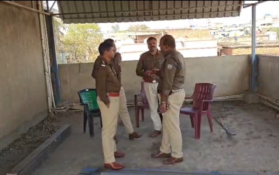 Dhanbad : वासेपुर में पुलिस ने गैंगस्टर प्रिंस खान के आवास की कुर्की जब्ती की कार्रवाई पूरी की, देखें – Video