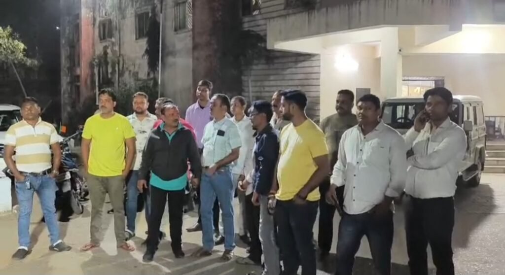 Jamshedpur : जुगसलाई में युवती से छेड़छाड़ करने वाले युवक ने 20-25 साथियों को बुलाकर मचाया बवाल, क्यूआरटी को संभालना पड़ा मोर्चा