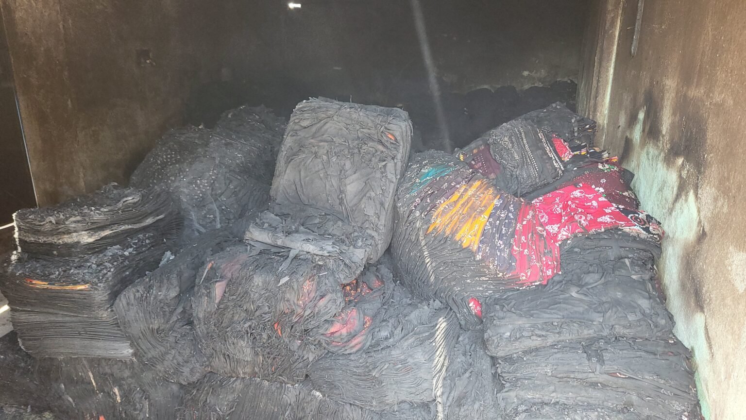 Saraikela : कपाली में कपड़ा गोदाम में लगी आग, 40 लाख का नुकसान