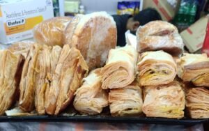 Tatanagar Station : TTE के बेटे पर वाणिज्य अधिकारी मेहरबान, नियम के विरुद्ध खुलेआम स्टॉल में चल रही धांधली