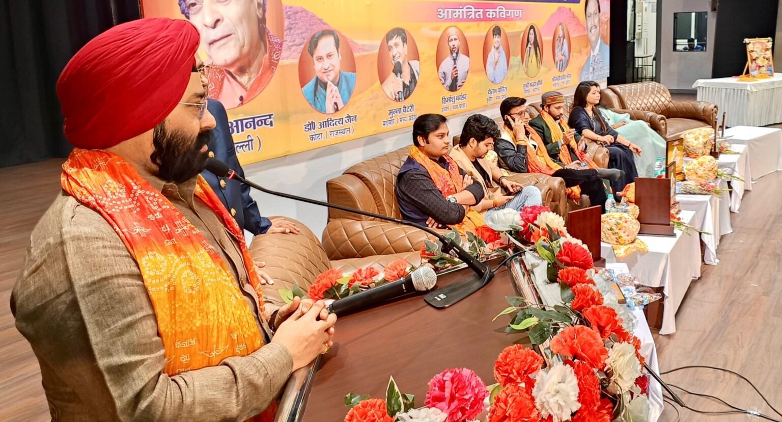 Jamshedpur : नरभेराम स्कूल में आयोजित हास्य कवि सम्मेलन में कवियों के हास्यरस से श्रोता हुए मंत्रमुग्ध