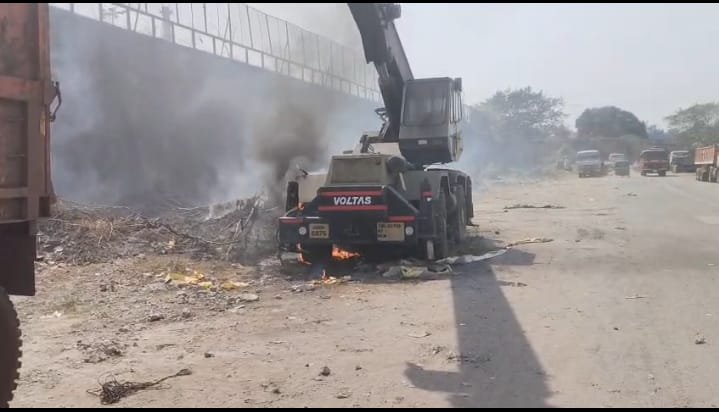 Crane catches fire in Jamshedpur : टाटा मोटर्स फायर ब्रिगेड की तत्परता से टला बड़ा हादसा, क्रेन में लगी आग पर पाया काबू, देखें – Video