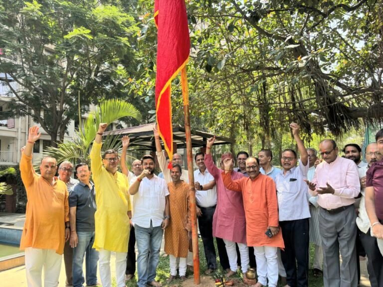 Jamshedpur : आशियाना अनंतारा में लहरा महावीर जी का झंडा, सोसाइटी के लोगों ने की पूजा