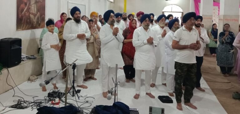 Jamshedpur : सुंदरनगर गुरुद्वारा में पहली बार अमृत वेला परिवार ने सजाया कीर्तन दरबार, संगत हुई निहाल, देखें – Video