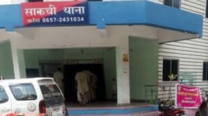 theft in temple : साकची शीतला मंदिर में दानपेटी तोड़कर चोरी, लोगों ने आरोपी को पकड़ा