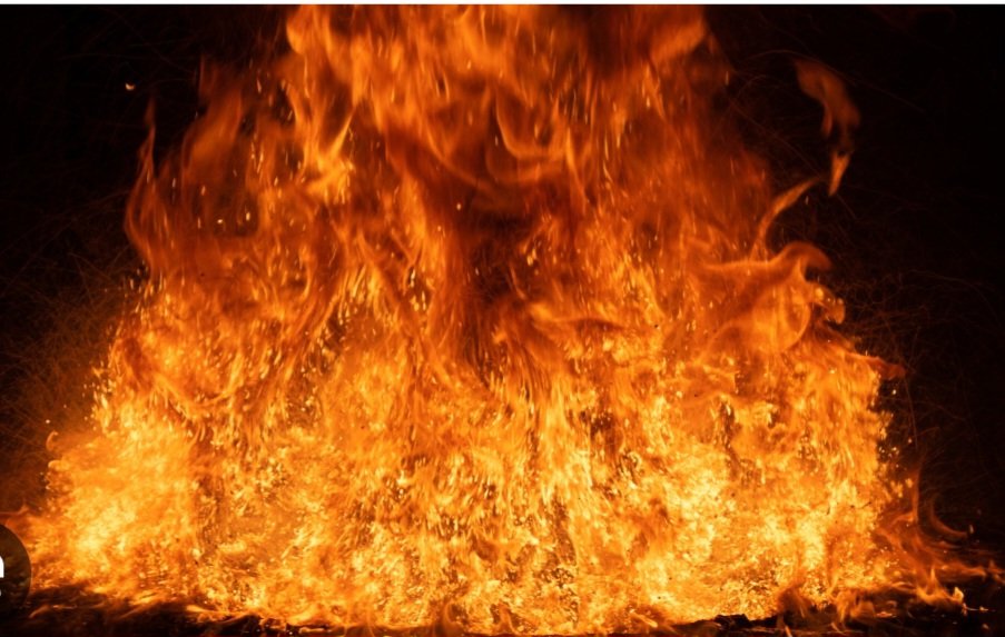 Fire breaks out in a bank in Jamshedpur : छोटा गोविंदपुर एसबीआई शाखा में देर रात लगी आग, देखें – Video