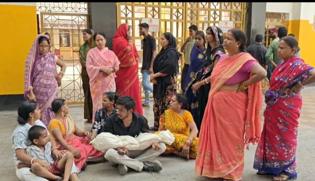 Jamshedpur : बर्मामाइंस खालसा स्कूल के गेट पर बच्चे का शव गोद में लेकर प्रदर्शन, देखें – Video