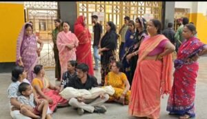 Jamshedpur : बर्मामाइंस खालसा स्कूल के गेट पर बच्चे का शव गोद में लेकर प्रदर्शन, देखें – Video