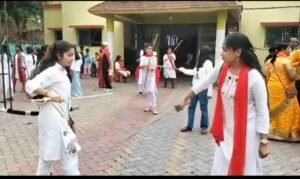 Giridih : विवाह भवन में बच्चियों का शस्त्र प्रशिक्षण रहा आकर्षण का केंद्र, देखें – Video