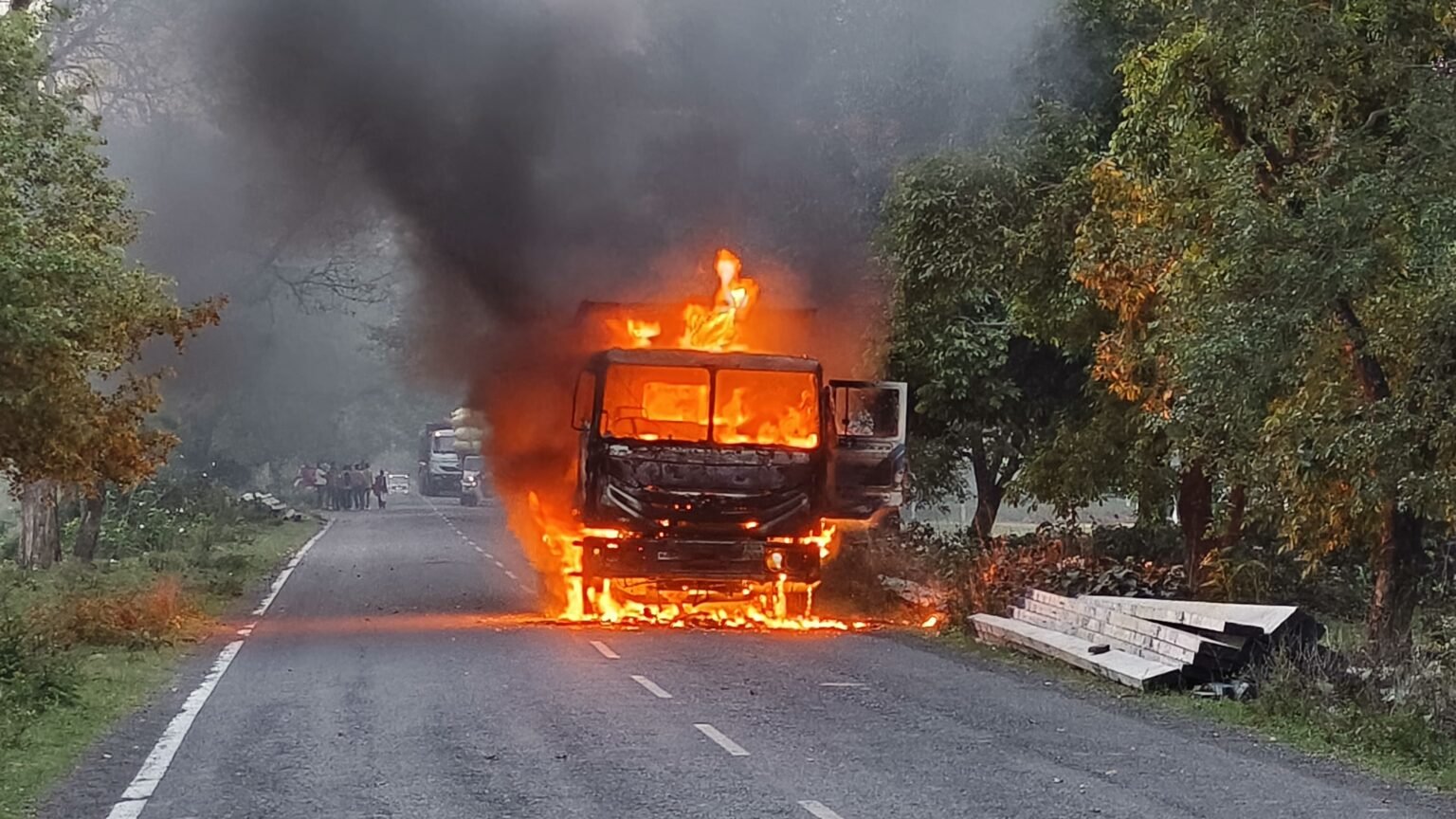 Jharkhand : चलती हाइवा में लगी आग, चालक-खलासी ने कूदकर बचाई जान