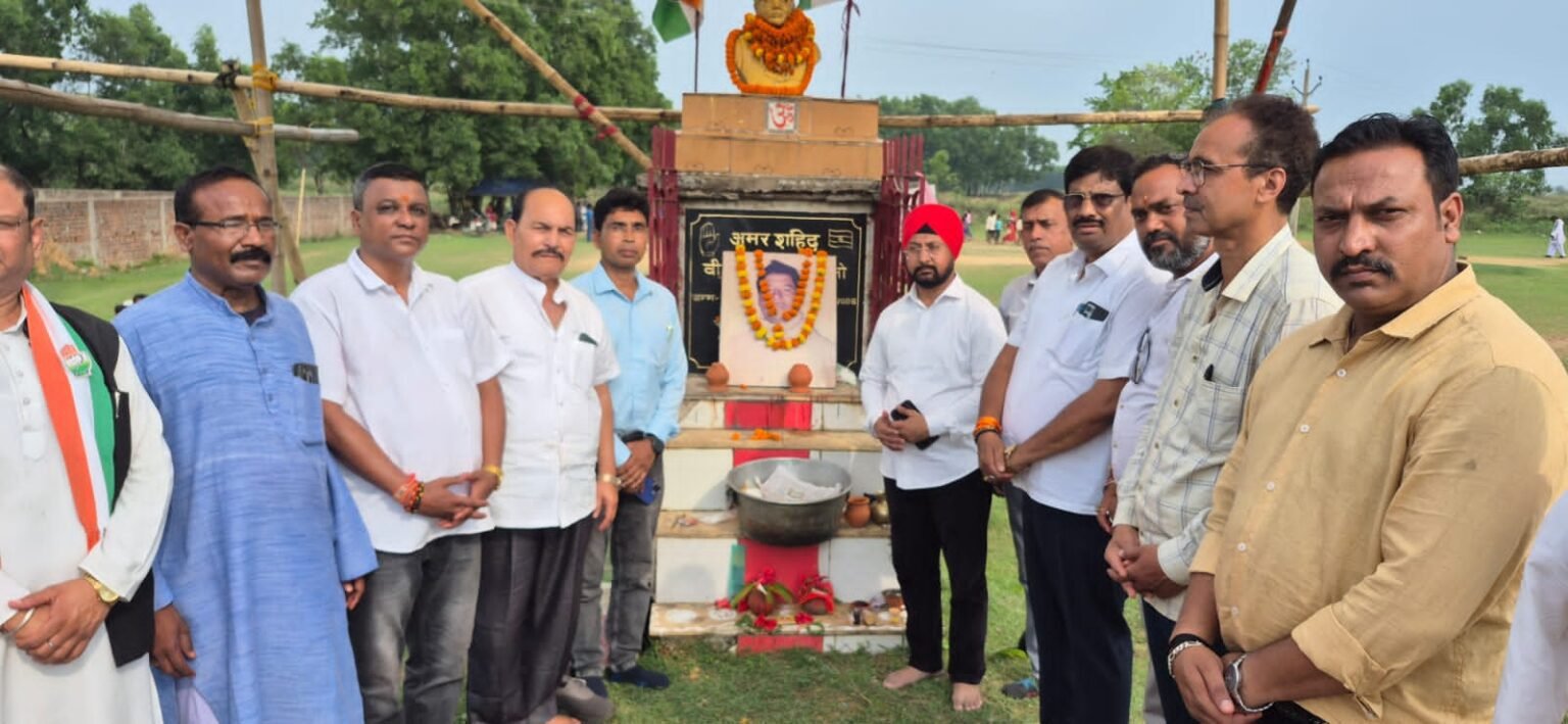 Jamshedpur : शहीद रामलाल महतो की मूर्ति पर माल्यार्पण कर कांग्रेसजनों ने दी श्रद्धांजलि, बच्चों में बांटी पाठ्य सामग्री