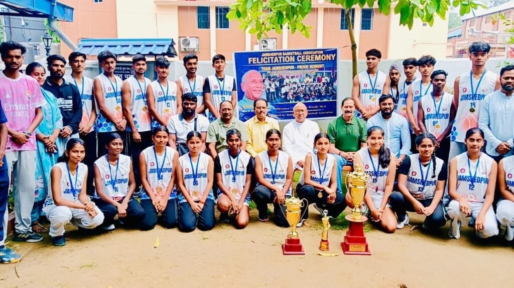 Sports News : जज्बा, मेहनत के साथ खेल में हुनर भी जरूरी : सरयू राय, बास्केटबॉल जूनियर की चैंपियनशिप जीतने वाली टीम का सम्मान