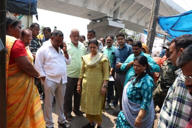 Jamshedpur : मेयर सुधा गुप्ता ने किया मानगो बाजार का निरीक्षण, कहा – बेहतर सुविधाएं उपलब्ध कराने की होगी पहल