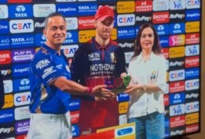 Royal Chalenger : फिल सॉल्ट को सम्मानित करते दिखे शहर के रत्नेश पांडेय