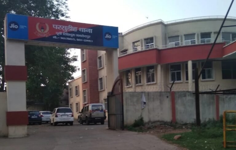 Jamshedpur Police Action : परसुडीह के प्राथमिक विद्यालय में छापामारी, लोडेड पिस्तौल के साथ 3 बदमाश पकड़ाए, 6 फरार