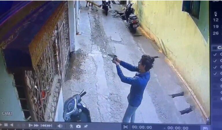 Saraikela Crime : आदित्यपुर में फायरिंग से दहशत, CCTV में कैद हुई वारदात, अंदर देखें