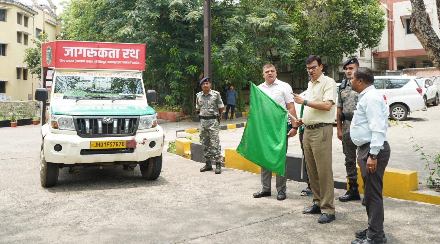 Jamshedpur : उपायुक्त ने जागरूकता रथ को दिखाई हरी झंडी