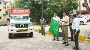 Jamshedpur : उपायुक्त ने जागरूकता रथ को दिखाई हरी झंडी