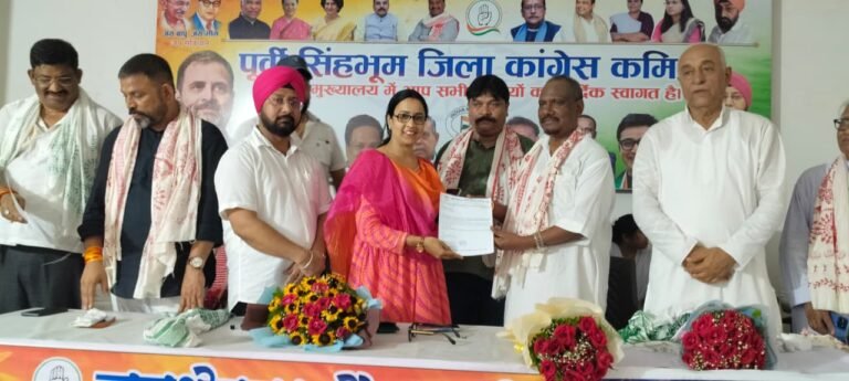 Jamshedpur Congress : परविंदर सिंह ने अपनी कमेटी के पदाधिकारियों को दिए सर्टिफिकेट, बढ़ाया हौंसला, प्रधानमंत्री को बताया विफल, फूंका पुतला