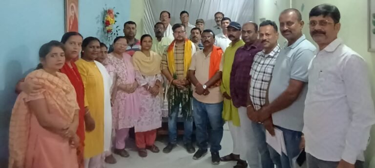 Jamshedpur : बागबेड़ा के युवा वैज्ञानिक डॉ. निखिल कुमार सिंह को राष्ट्रीय-अंतरराष्ट्रीय उपलब्धियों पर पंचायत प्रतिनिधियों ने दिया सम्मान