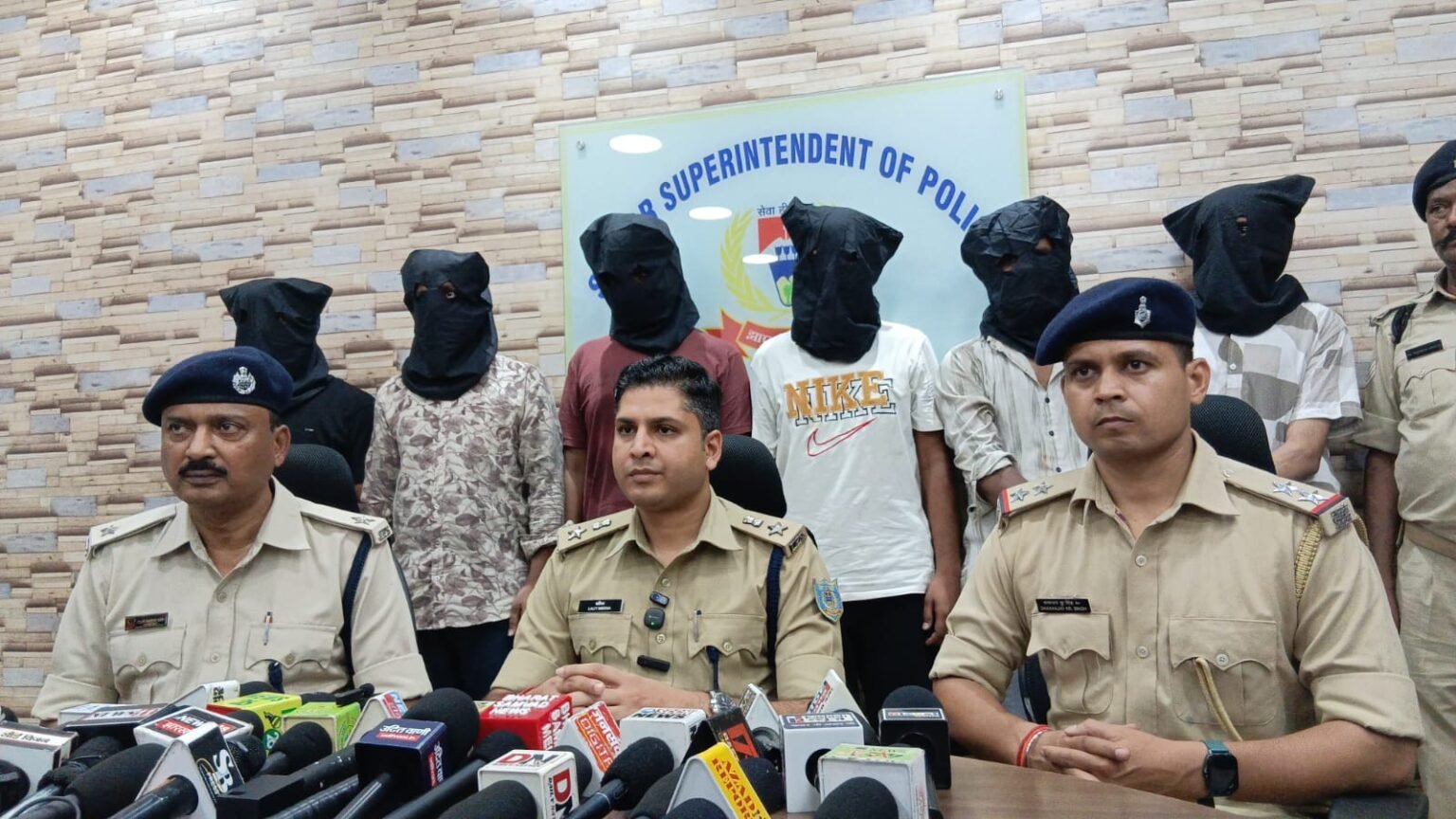 Jamshedpur Police : जुगसलाई में वर्चस्व बनाने और रंगदारी के लिए मनीष सिंह के गुर्गों ने कपड़ा व्यवसायी की दुकान में की थी फायरिंग, 6 बदमाश गिरफ्तार