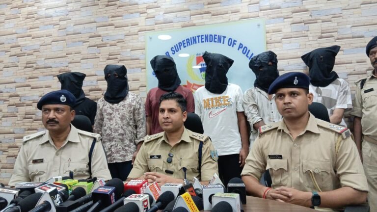 Jamshedpur Police : जुगसलाई में वर्चस्व बनाने और रंगदारी के लिए मनीष सिंह के गुर्गों ने कपड़ा व्यवसायी की दुकान में की थी फायरिंग, 6 बदमाश गिरफ्तार