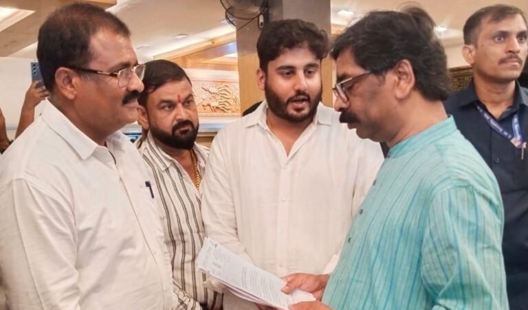 Adityapur : जनहित के मुद्दों को लेकर मुख्यमंत्री से मिले उप मेयर अंकुर सिंह, विकास और बुनियादी सुविधाओं पर हुई सकारात्मक चर्चा, देखें – Video