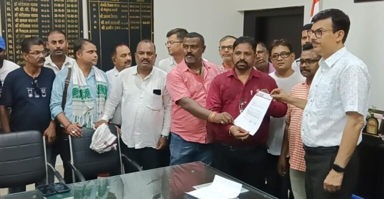 Jamshedpur Press : अवैध रूप से गाड़ियों पर प्रेस लिखवाने वालों की अब खैर नहीं, डीसी ने प्रेस क्लब ऑफ जमशेदपुर के प्रतिनिधियों को दिलाया भरोसा, डीटीओ को तत्काल दिए गए निर्देश