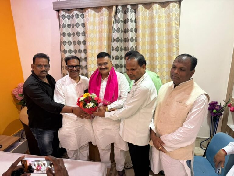 Jamshedpur : बाबा नगरी देवघर का प्रभारी बनाये जाने पर कांग्रेस नेता नट्टू झा हुए रेस, कांग्रेसियों ने किया स्वागत