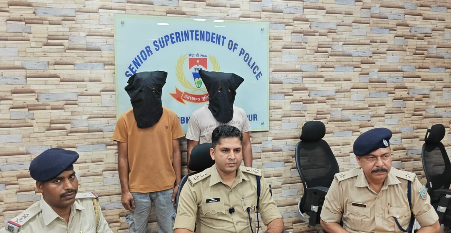 Jamshedpur Police : साकची पुलिस ने चोरी की पांच बाइक के साथ दो शातिर चोरों को दबोचा