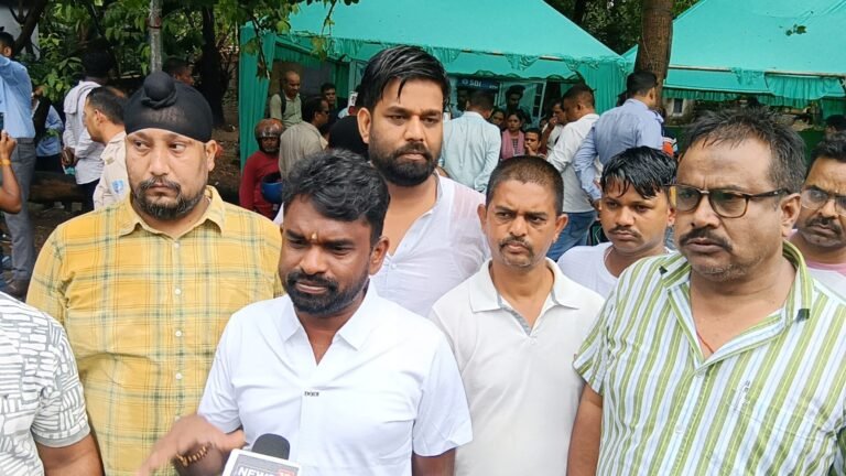 Jamshedpur : अंधड़-बारिश में भी डिगे नहीं सुरक्षाकर्मी – उपायुक्त कार्यालय के समक्ष धरना, झामुमो का मिला नैतिक समर्थन