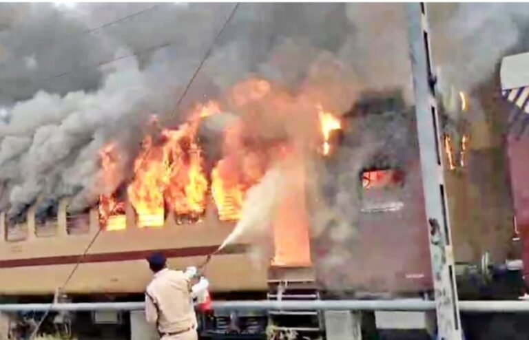Bihar Railway News : सासाराम स्टेशन पर खड़ी खाली पैसेंजर ट्रेन की कोच से धुआं निकलता देख लिया गया त्वरित एक्शन, बोगी को किया गया अलग, देखें – Video