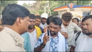 Jamshedpur : ट्रैफिक चेकिंग में जनगणना कार्य में जा रहे शिक्षक और युवक को रोककर 10 हजार रुपये मांगने का आरोप, डीएसपी ने शुरू की जांच, और पहुंच गए विधायक, देखें – Video