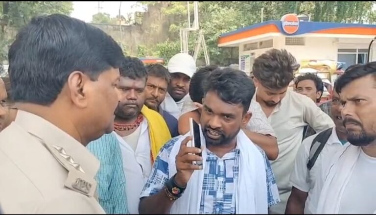 Jamshedpur : ट्रैफिक चेकिंग में जनगणना कार्य में जा रहे शिक्षक और युवक को रोककर 10 हजार रुपये मांगने का आरोप, डीएसपी ने शुरू की जांच, और पहुंच गए विधायक, देखें – Video