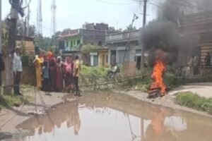 Jamshedpur : परसुडीह-गोविंदपुर की जर्जर सड़क ले रही तालाब का रूप, गुस्साए लोगों ने की सड़क जाम