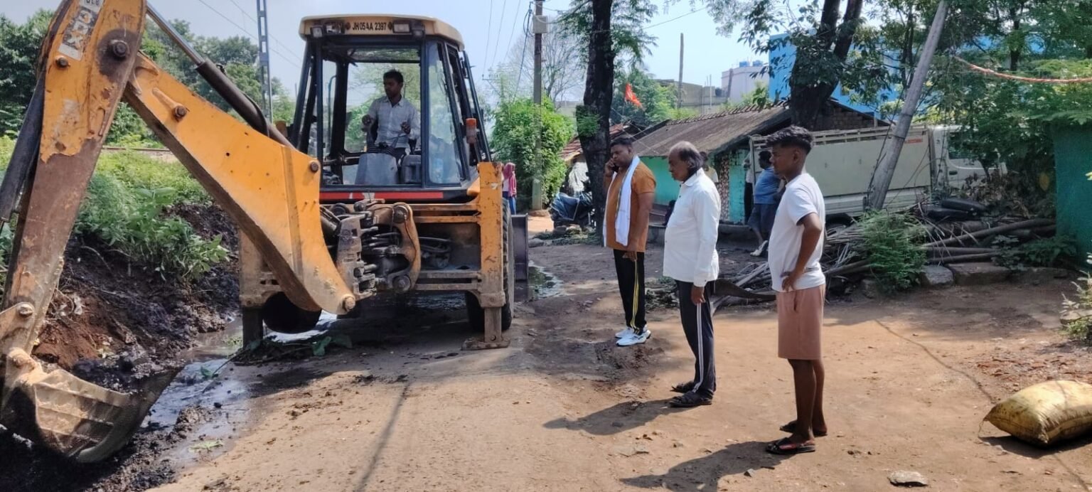 Jamshedpur : जनसमस्या समाधान को लेकर फिर आगे आईं पूर्णिमा मलिक, निजी खर्च से कराई जाम नाली की सफाई