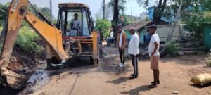 Jamshedpur : जनसमस्या समाधान को लेकर फिर आगे आईं पूर्णिमा मलिक, निजी खर्च से कराई जाम नाली की सफाई