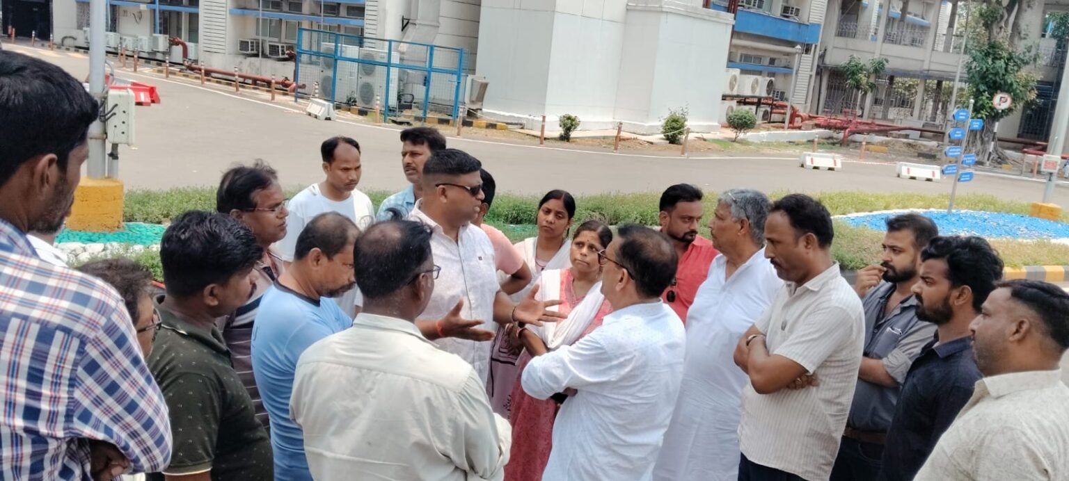 Jamshedpur/Chaibasa : मानिक मल्लिक की पहल से मृतक कर्मी रतन घोष के परिजनों को मिला 15 लाख रुपये का मुआवजा