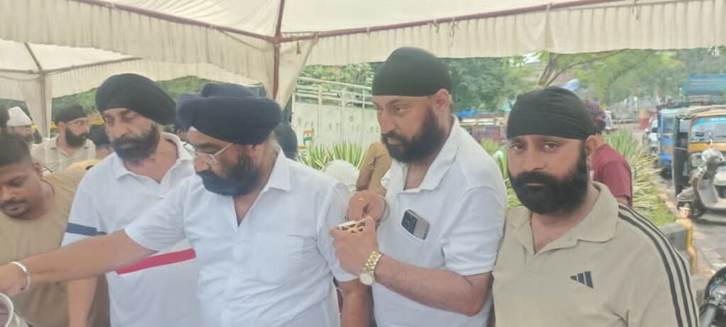 Jamshedpur : संगत ऑफ जुगसलाई ने फाटक गोलचक्कर के पास लगाई शबील