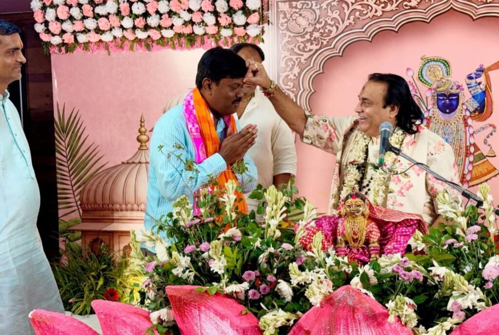 Jamshedpur : श्रीमद्भागवत कथा ज्ञान यज्ञ महोत्सव के तृतीय दिवस पर शामिल हुए दिनेश कुमार
