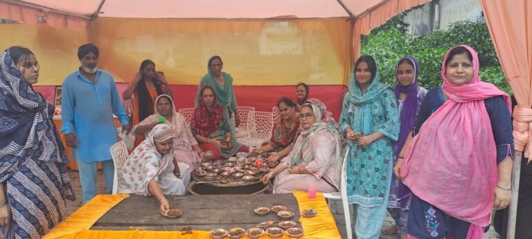 Jamshedpur : मनीफिट सोखी कॉलोनी में लगी शबील, स्थानीय लोगों ने की सेवा