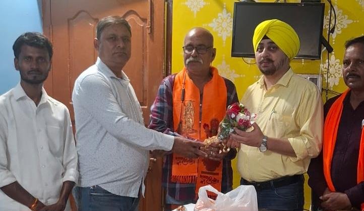 Saraikela : पत्रकार बसंत साहू को जन्मदिन पर उच्च न्यायालय से मिला न्याय, प्रीतम भाटिया ने किया सम्मानित