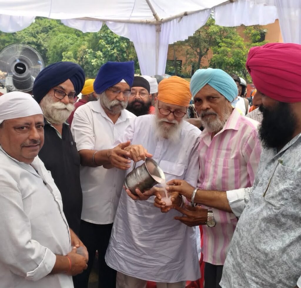 Jamshedpur : श्री गुरु अर्जुन देव जी की स्मृति में स्टेशन रोड गुदड़ी मार्केट में लगाई गई छबील