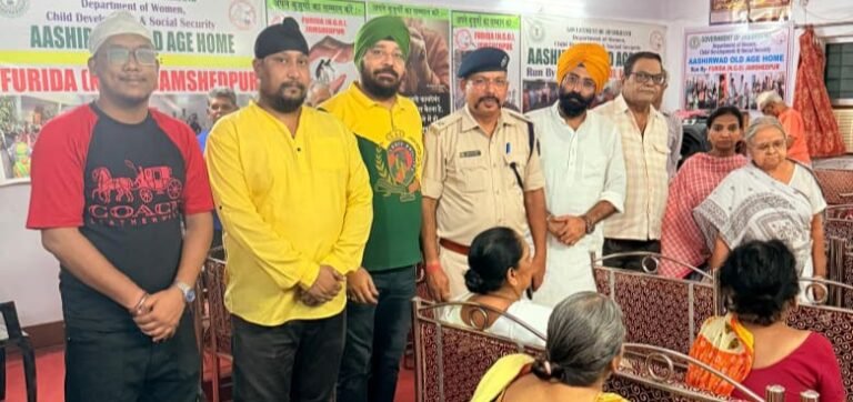 Jamshedpur : गुरु अर्जन देव जी की शहादत दिवस पर हिंद एकता ने बाराद्वारी वृद्ध आश्रम में बुजुर्गों की सेवा की, थानेदार ने बढ़ाया हौंसला
